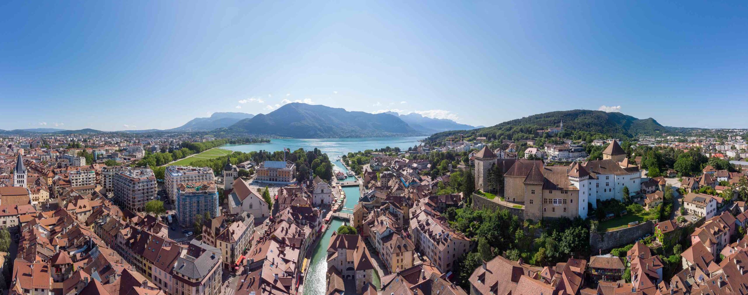 Vue du lac d’Annecy en automne pendant le festival