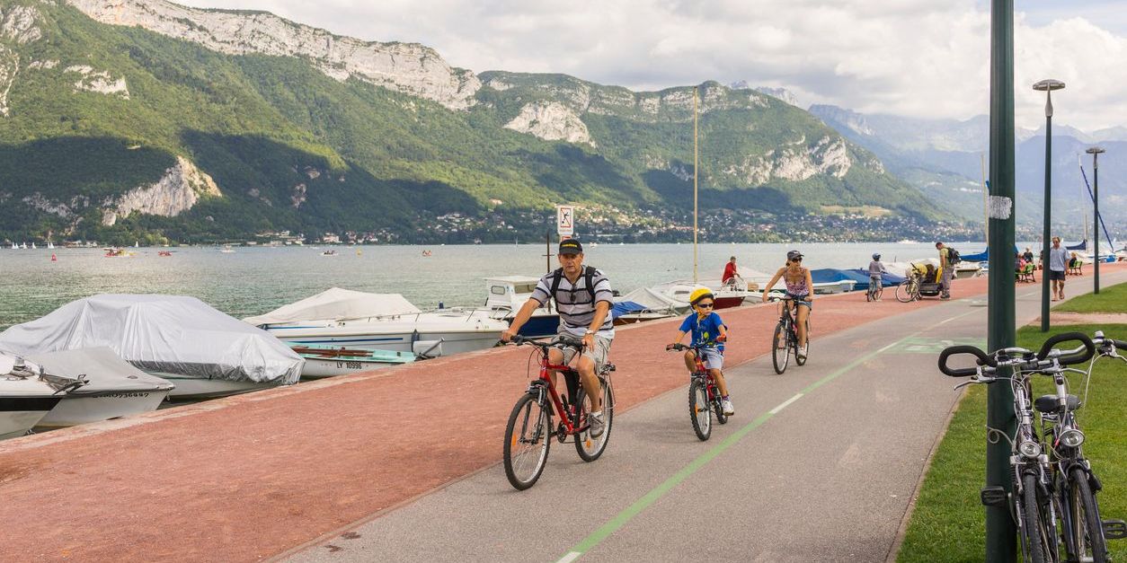 lac-dAnnecy-en-famille-velo.jpg