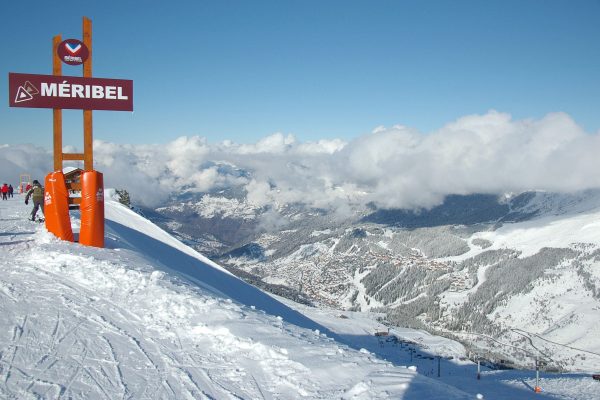 Station de ski Méribel, domaine skiable des Trois Vallées, offrant des pistes et un cadre alpin élégant
