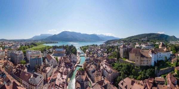 Vue du lac d’Annecy en automne pendant le festival
