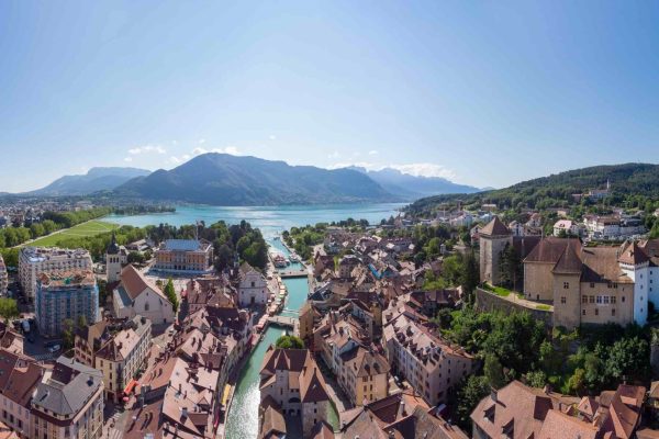 Vue du lac d’Annecy en automne pendant le festival