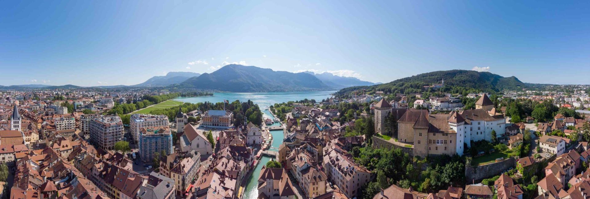 Vue du lac d’Annecy en automne pendant le festival