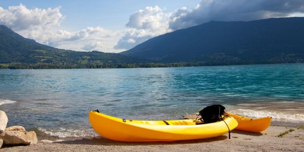 canoe-kayak-on-lake-annecy.jpg