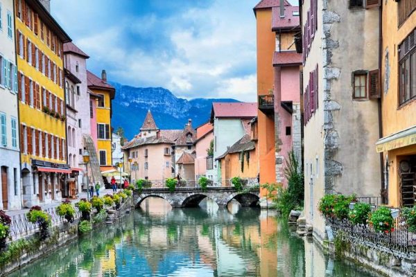 village lake annecy summer