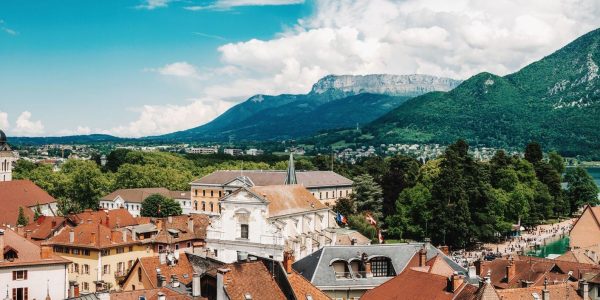 Annecy is the prefecture and largest city of the Haute-Savoie department in the Auvergne-Rhône-Alpes region of Southeastern France. It lies on the northern tip of Lake Annecy.
Sometimes called "Venice of the Alps", this idyllic and touristic representation comes from the three canals and the Thiou river, which passes through the old city.