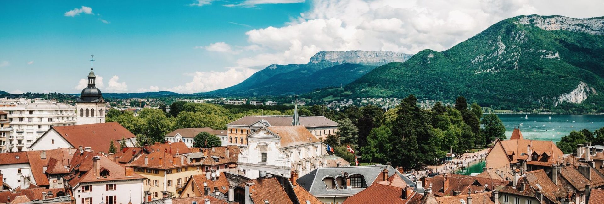 Annecy is the prefecture and largest city of the Haute-Savoie department in the Auvergne-Rhône-Alpes region of Southeastern France. It lies on the northern tip of Lake Annecy.
Sometimes called "Venice of the Alps", this idyllic and touristic representation comes from the three canals and the Thiou river, which passes through the old city.