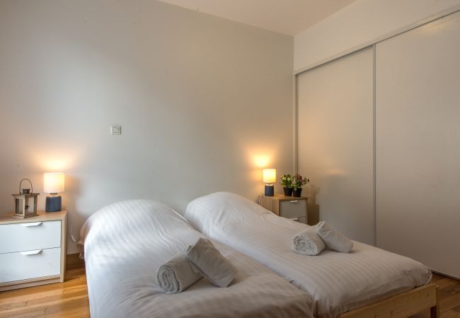 bedroom, luxury, flat, holiday rental, annecy, vacation, lake view, mountain, hotel, snow, sun, private beach