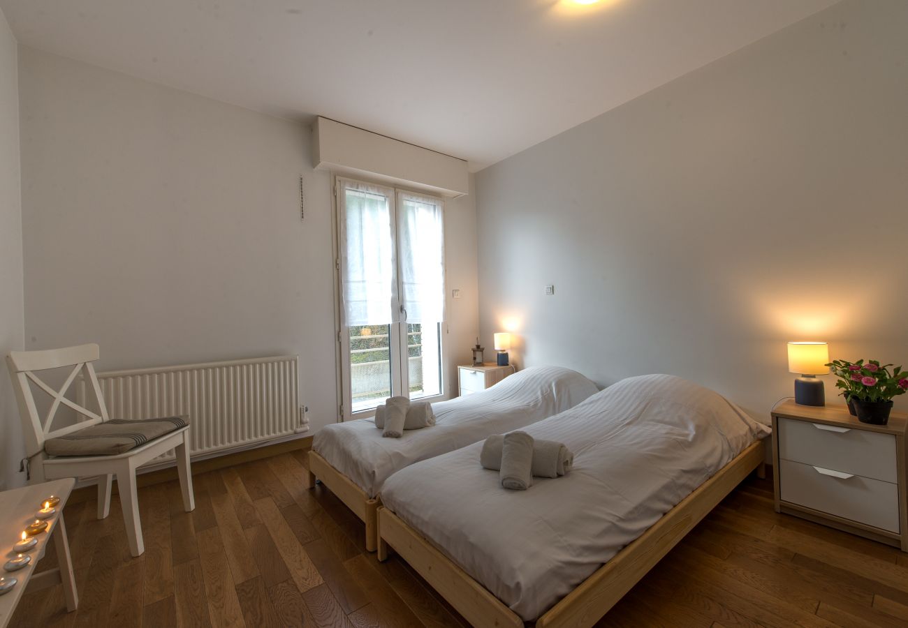 bedroom, luxury, flat, holiday rental, annecy, vacation, lake view, mountain, hotel, snow, sun, private beach