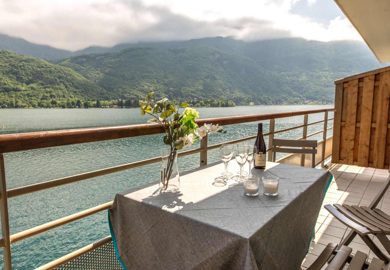 balcony, flat, luxury, seasonal rental, annecy, vacations, lake view, mountain, hotel, private beach, snow, sun 