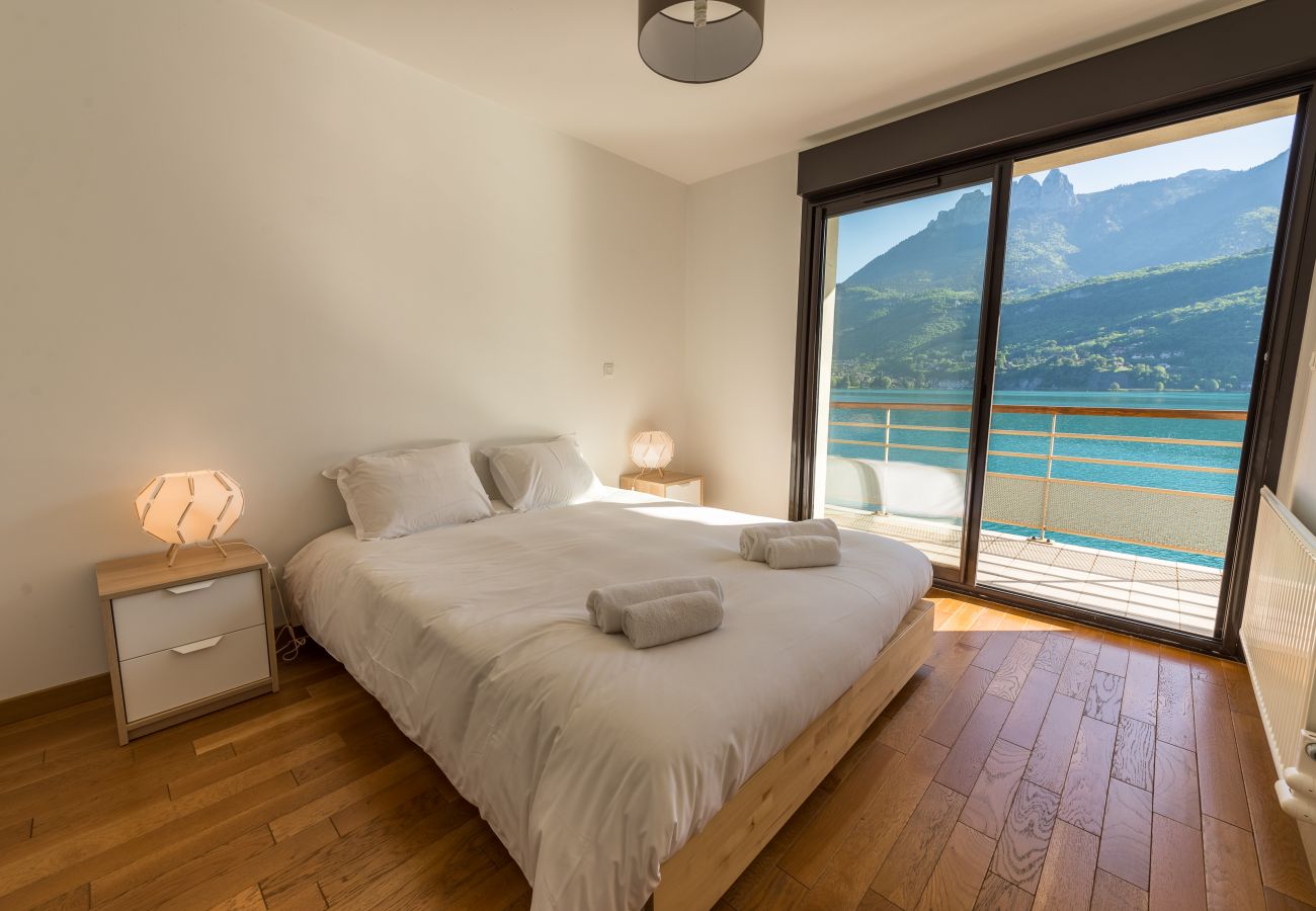 bedroom, luxury, flat, holiday rental, annecy, vacation, lake view, mountain, hotel, snow, sun, private beach