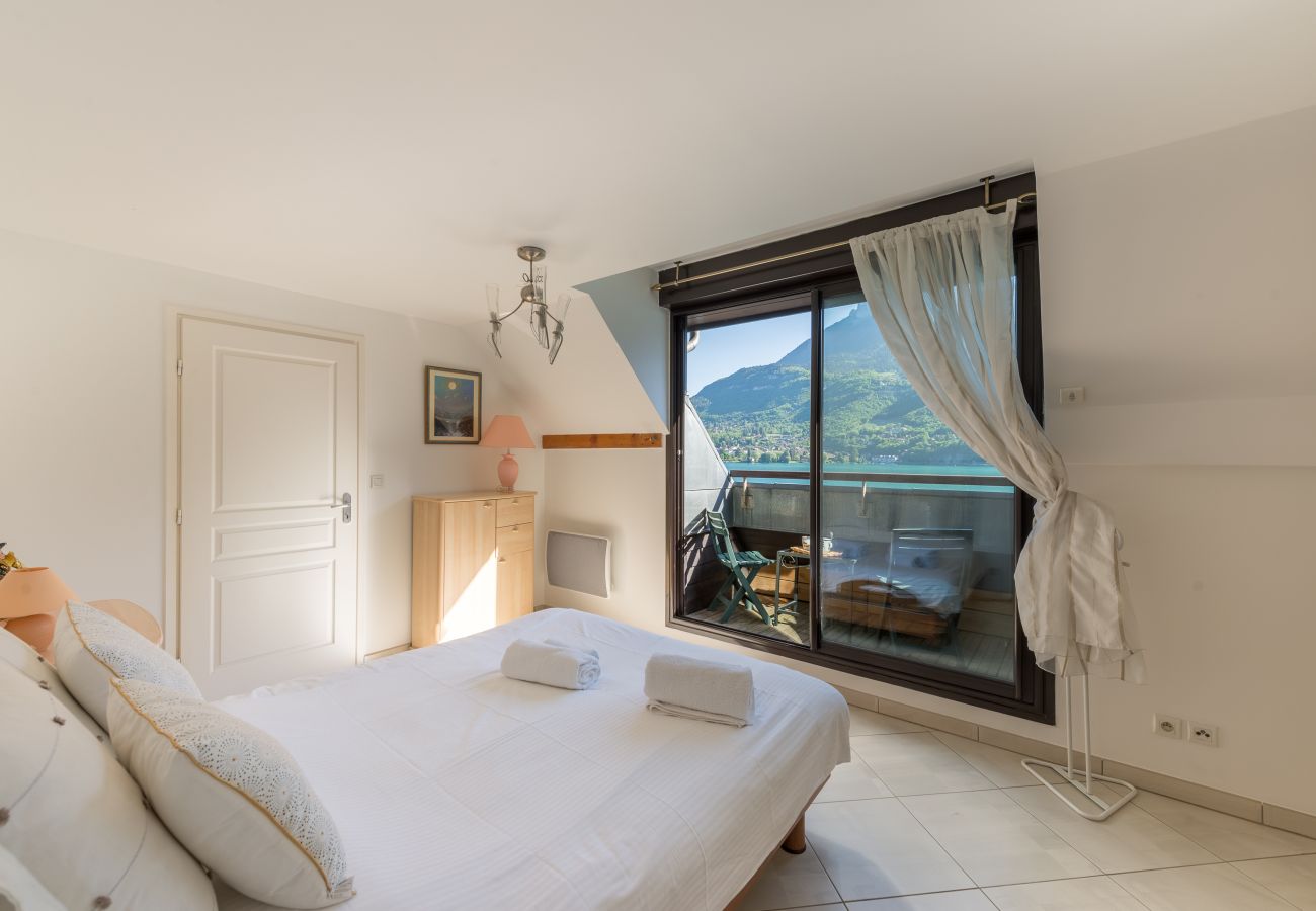 bedroom, luxury, flat, holiday rental, annecy, vacation, lake view, mountain, hotel, snow, sun, private beach