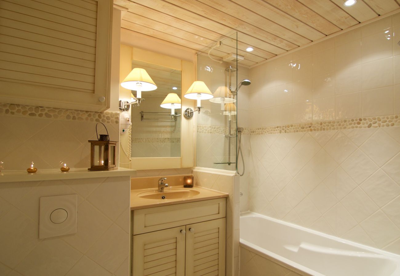bathroom, bathtub, flat, holiday rental, location, luxury