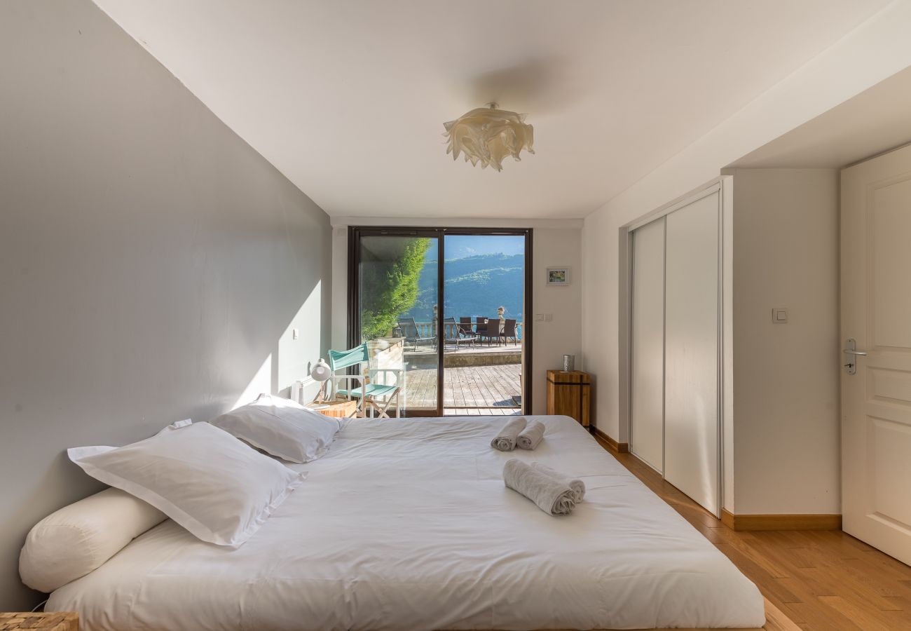 bedroom, luxury, flat, holiday rental, annecy, vacation, lake view, mountain, hotel, snow, sun, private beach