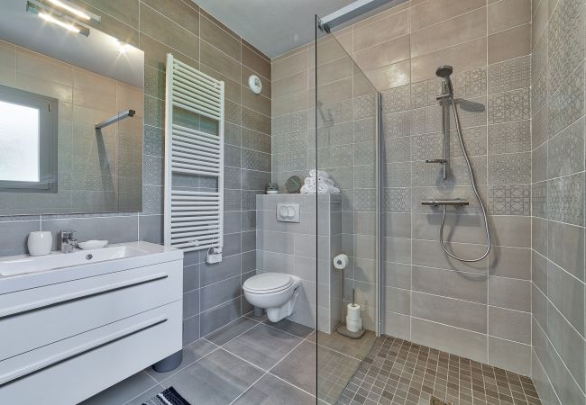 Walk in shower bathroom