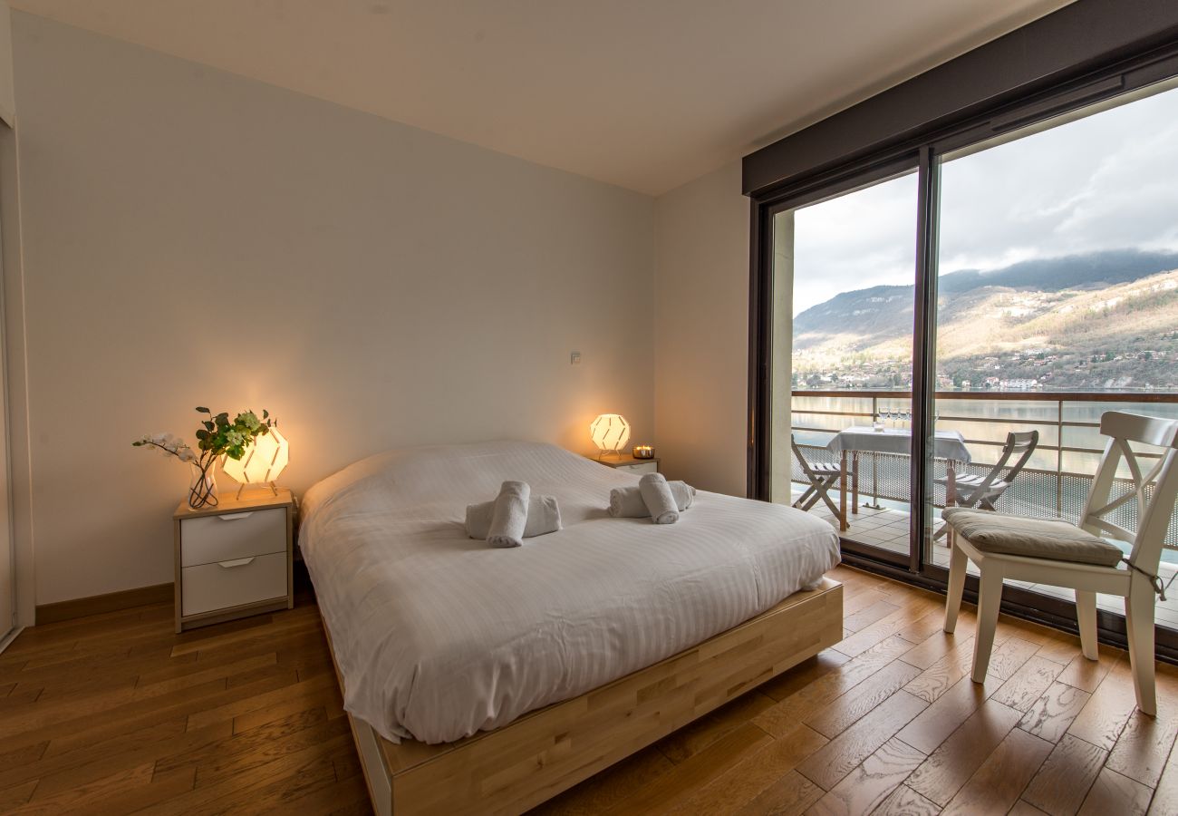 bedroom, luxury, flat, holiday rental, annecy, vacation, lake view, mountain, hotel, snow, sun, private beach