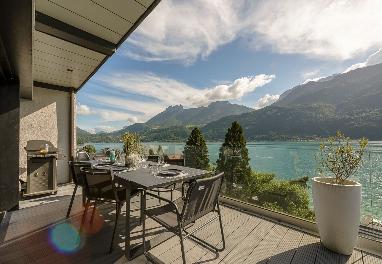 4-star apartment for rent with unique view of Lake Annecy
