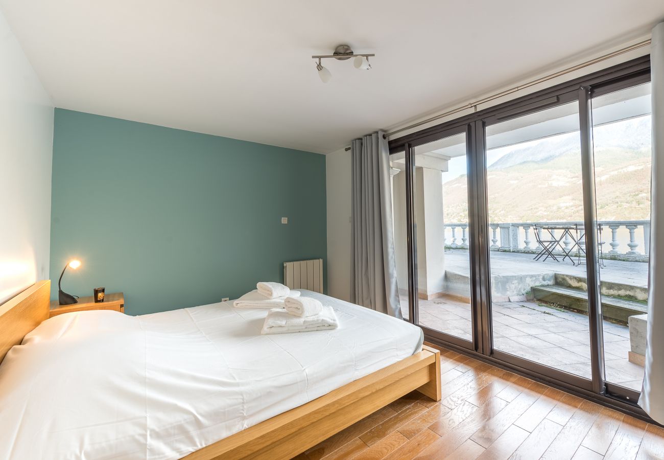 bed room, king size, luxury, flat, holiday rental, annecy, vacation, lake view, mountain, hotel, snow, sun, private beach