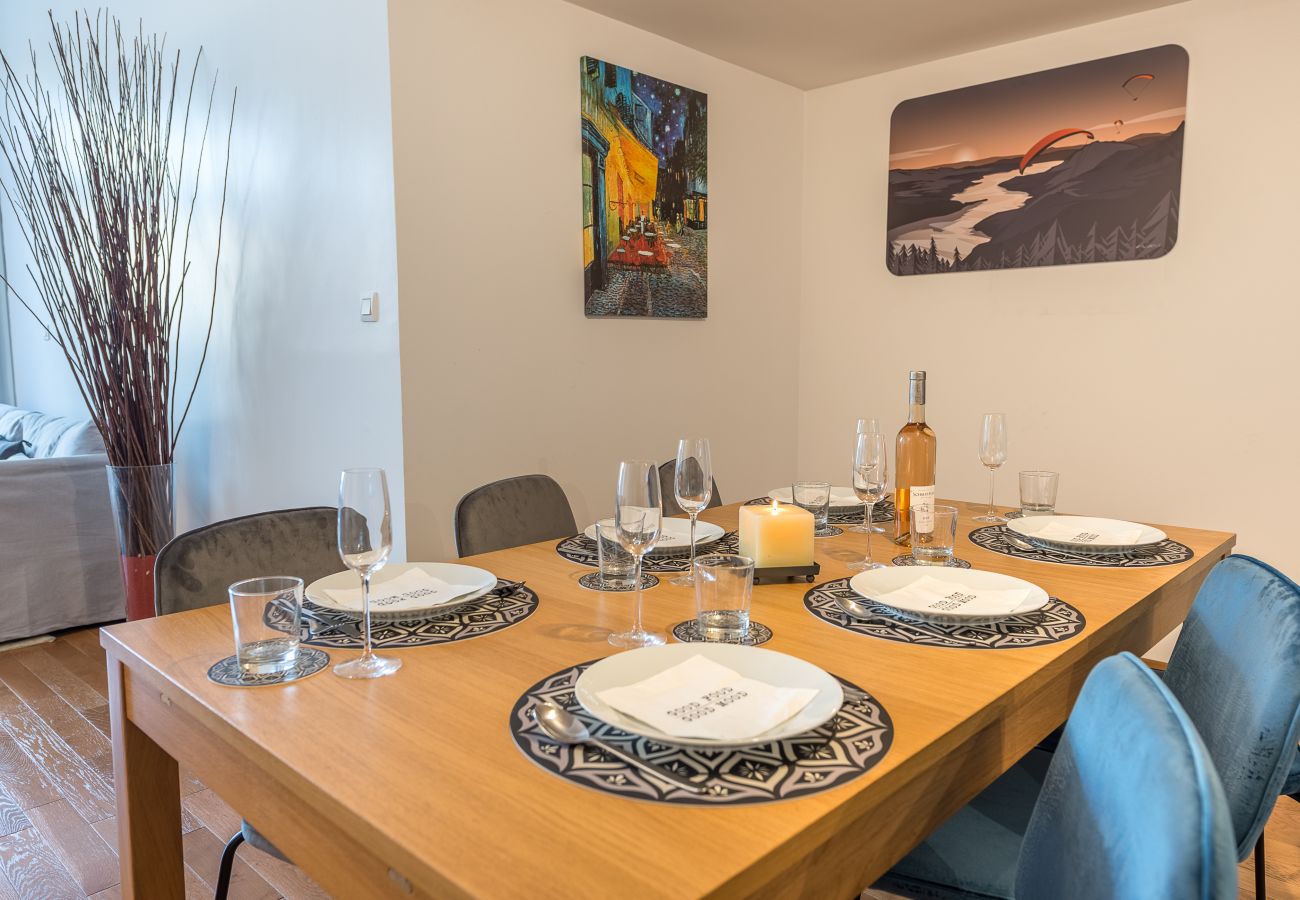 dining room, luxury, flat, holiday rental, annecy, vacation, lake view, mountain, hotel, snow, sun, private beach