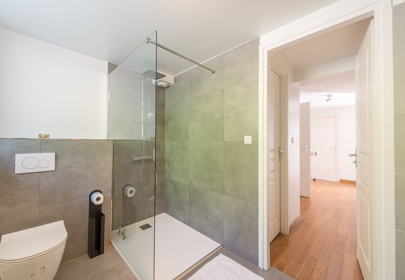 shower room, luxury, flat, holiday rental, annecy, vacation, lake view, mountain, hotel, snow, sun, private beach