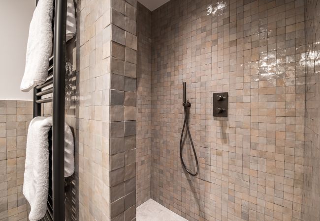 luxury shower - modern bathroom - top-of-the-range fittings