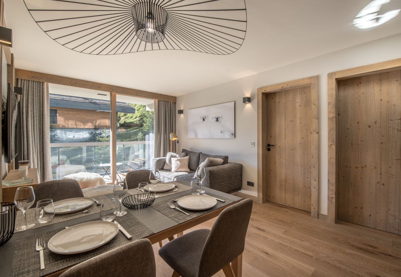 accommodation near the ski lifts in Courchevel with a large living room 