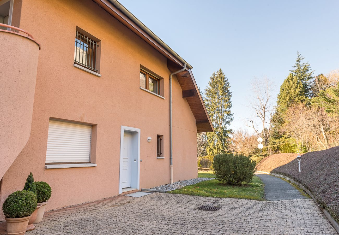 facade, apartment, luxury, seasonal rental, annecy, vacations, lake view, mountain, hotel, snow, sun, beach, family 