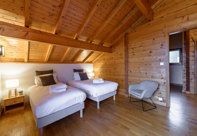 bedroom, house, chalet, luxury, seasonal rental, annecy, vacations, lake view, mountain, hotel, private beach, snow, sun 