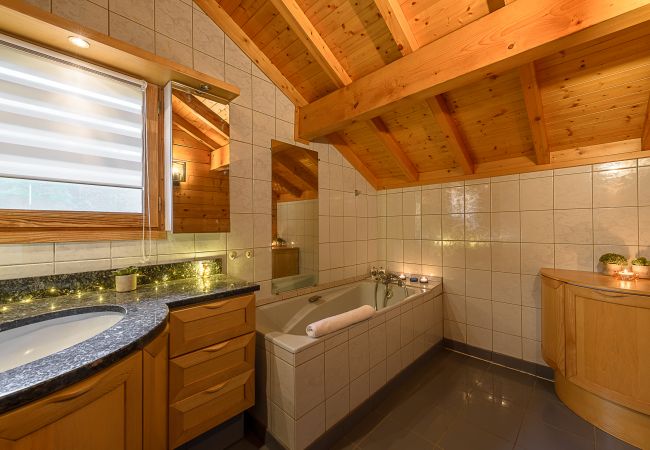 bathroom, house, chalet, luxury, seasonal rental, annecy, vacations, lake view, mountain, hotel, private beach, snow, sun 