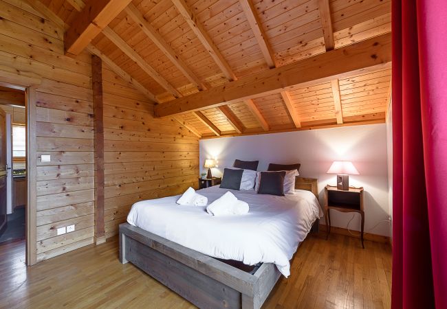 bedroom, house, chalet, luxury, seasonal rental, annecy, vacations, lake view, mountain, hotel, private beach, snow, sun 