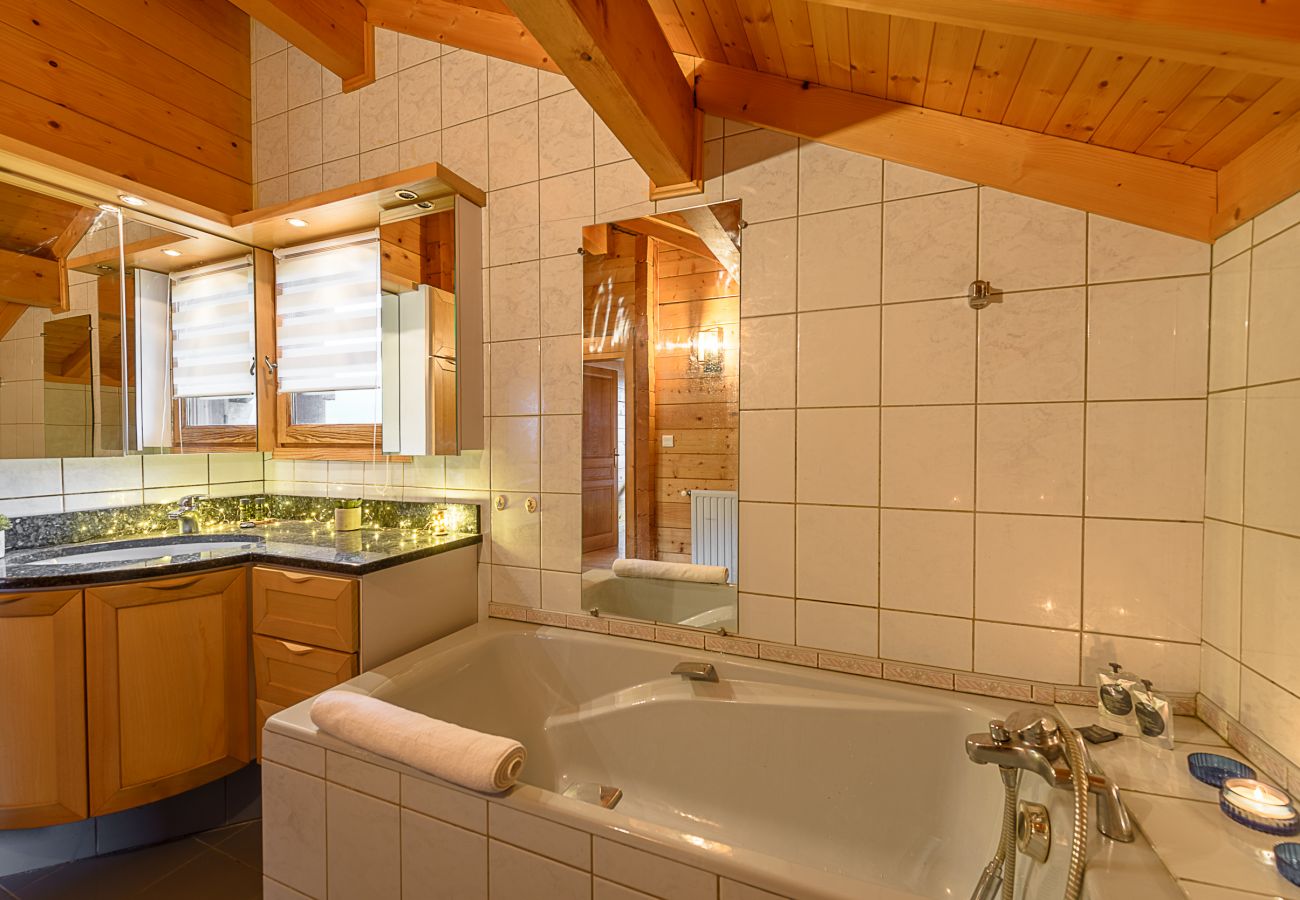bathroom, house, chalet, luxury, seasonal rental, annecy, vacations, lake view, mountain, hotel, private beach, snow, sun 