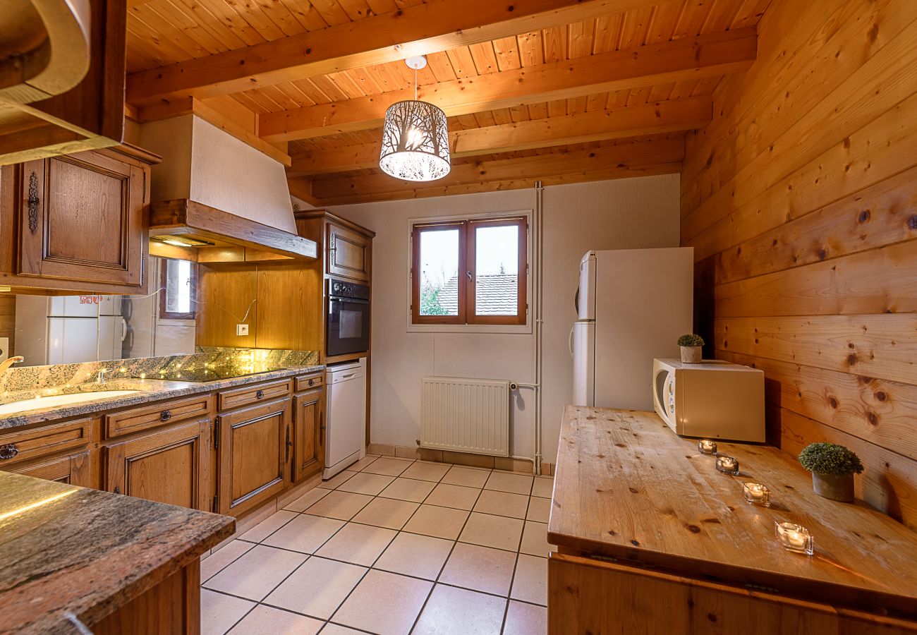kitchen, house, chalet, luxury, seasonal rental, annecy, vacations, lake view, mountain, hotel, private beach, snow, sun 