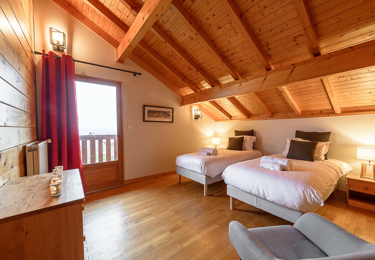 bedroom, house, chalet, luxury, seasonal rental, annecy, vacations, lake view, mountain, hotel, private beach, snow, sun 