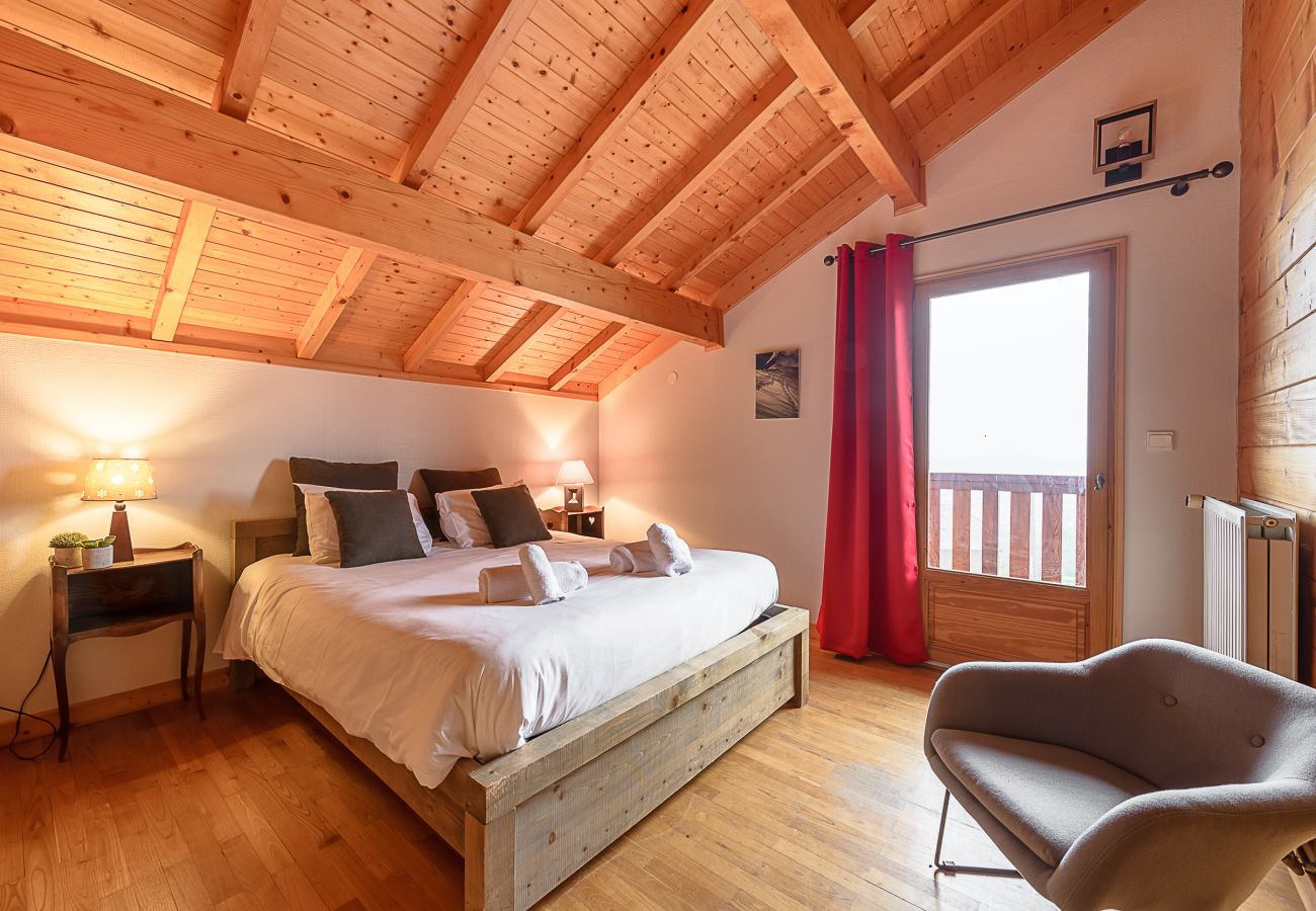 bedroom, house, chalet, luxury, seasonal rental, annecy, vacations, lake view, mountain, hotel, private beach, snow, sun 