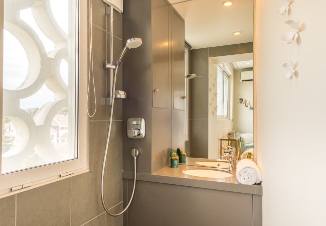 Apartment in Annecy - Lac annecy - 10th floor 360° lake and castle view. Apartment in Annecy - Lac annecy - 10th floor 360° lake and castle view.