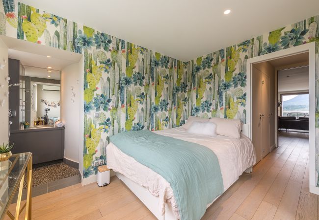 Apartment in Annecy - Lac annecy - 10th floor 360° lake and castle view. Apartment in Annecy - Lac annecy - 10th floor 360° lake and castle view.