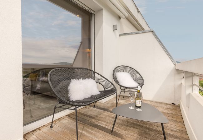 Apartment in Annecy - Lac annecy - 10th floor 360° lake and castle view. Apartment in Annecy - Lac annecy - 10th floor 360° lake and castle view.