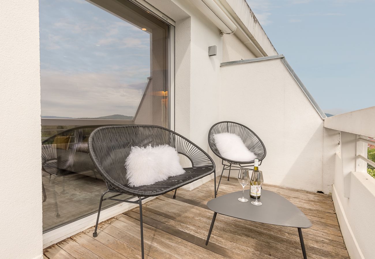 balcony, holiday rental, location, annecy, lake view, mountains view, luxury, flat, villa, hotel, sun, snow, vacation