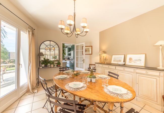 dining room, cocooning, holiday rental, location, annecy, lake, mountains, luxury, house, villa, hotel, sun, snow, vacation