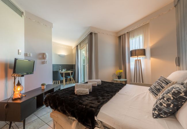LLA Selections - Home and chalets Premium rentals French alps bed, studio, sofa, 2 persons, television, decoration, living room, rental, holiday, luxury