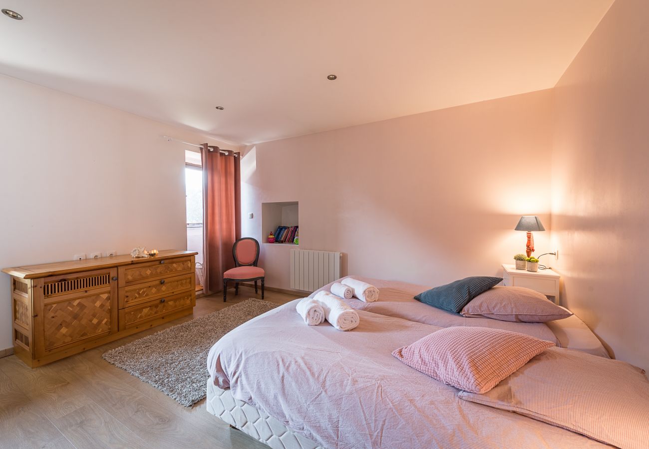 double bedroom, 2 single beds, cupboards, pleasant, holiday rental annecy, annecy accomodation