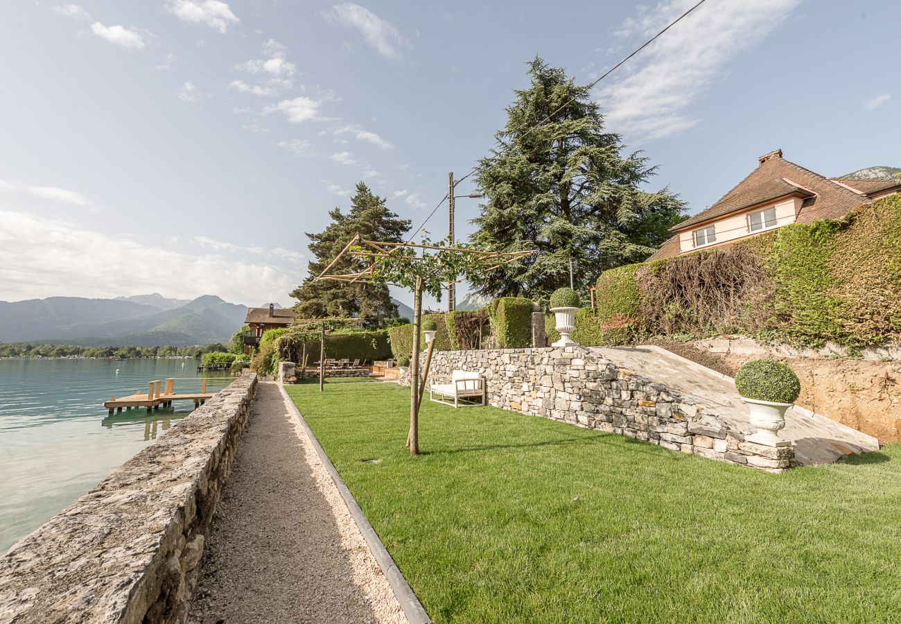 beach, pontoon, holiday rental, location, annecy, lake view, mountains view, luxury, house, villa, hotel, sun, snow, vacation