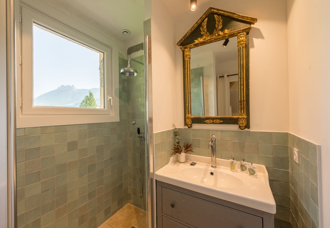 shower room, holiday rental, location, annecy, lake view, mountains view, luxury, house, villa, hotel, sun, snow, vacation
