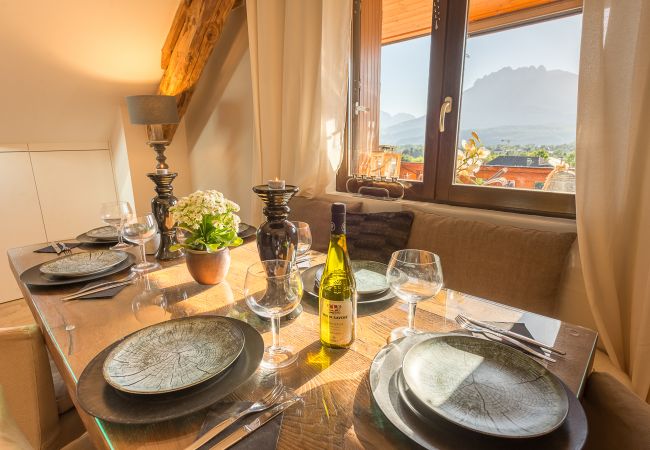 dining room, 6 persons, conviviality, mountain view, balcony access, sharing, family time, vacation rental