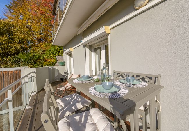 terrace, furniture, rental, luxe, pool, Veyrier, centre, seasonal rental, apartment, design, lake view, Annecy, holidays