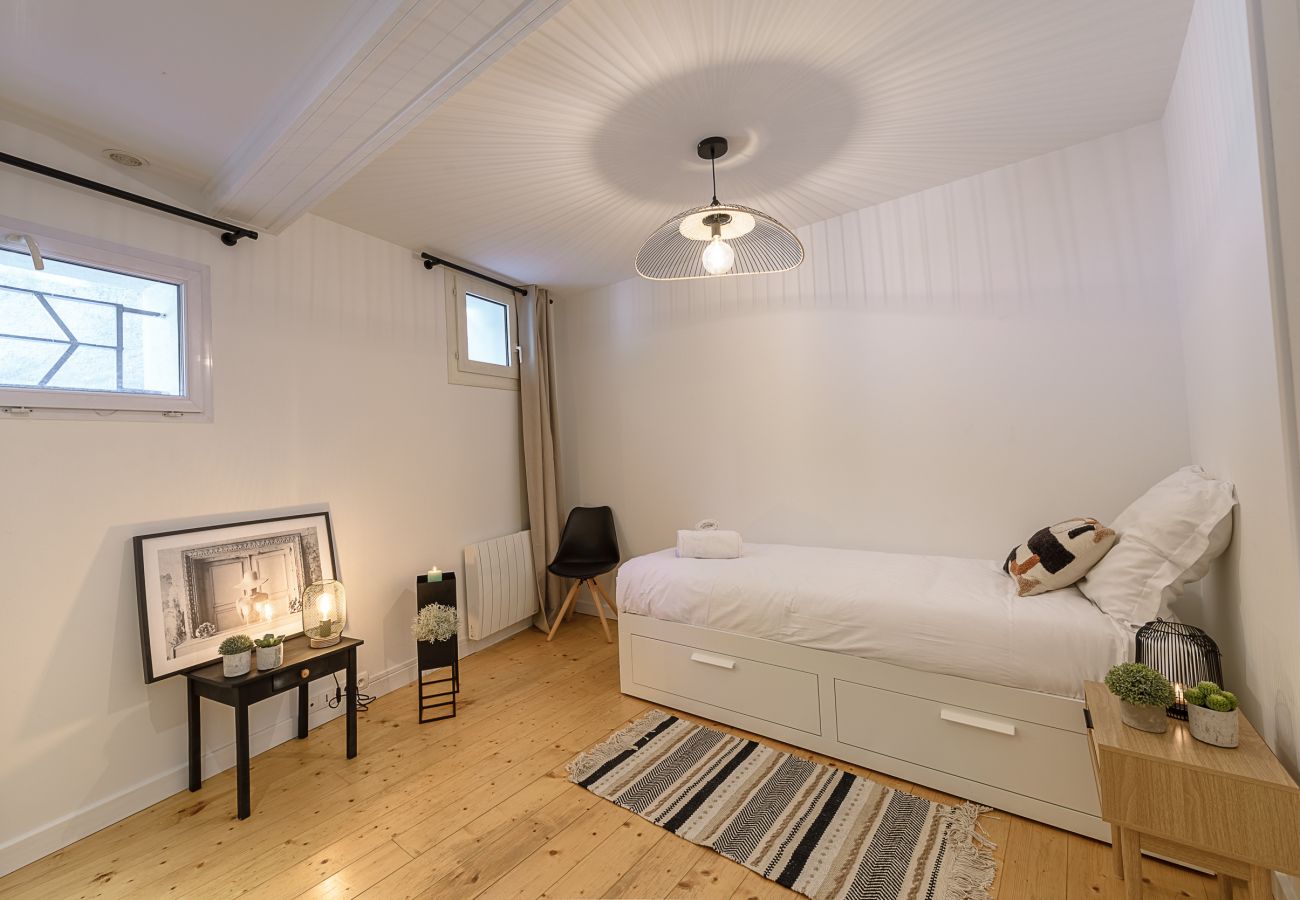 bedroom, rental, luxe, pool, Veyrier, centre, seasonal rental, apartment, design, lake view, Annecy, holidays