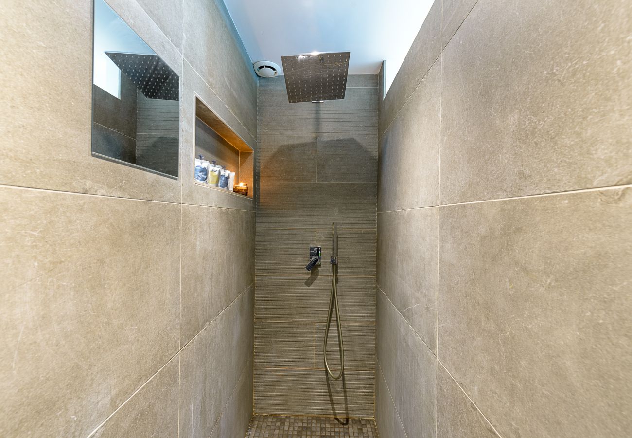 bathtub, bathroom, rental, luxe, pool, Veyrier, centre, seasonal rental, apartment, design, lake view, Annecy, holidays