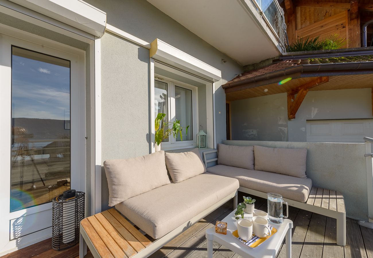 terrace, furniture, rental, luxe, pool, Veyrier, centre, seasonal rental, apartment, design, lake view, Annecy, holidays