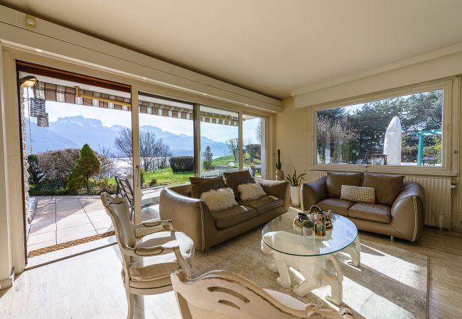 villa, pool, garden, lake view, for rent, vacation, cozy, restful, charming, Sevrier, lake Annecy, summer, 4 rooms