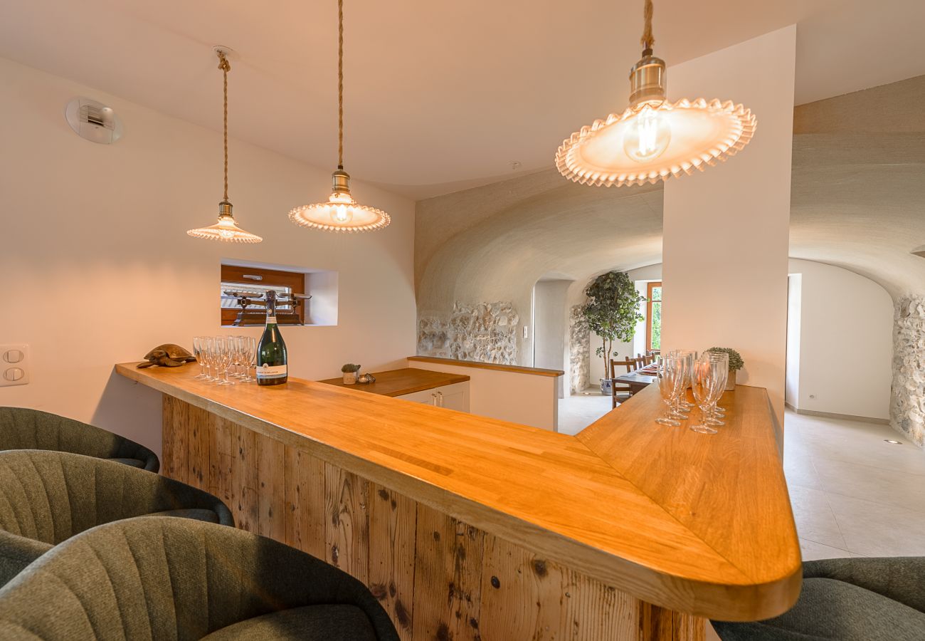 Villa, 7 persons, authentic, family house, Saint-Jorioz, lake annecy, high end, concierge, seasonal rental