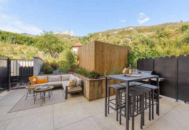 holiday accommodation annecy luxury flat for rent, lake annecy, seasonal rental, Talloires, superhost, airbnb, high-end concierge service, French alps